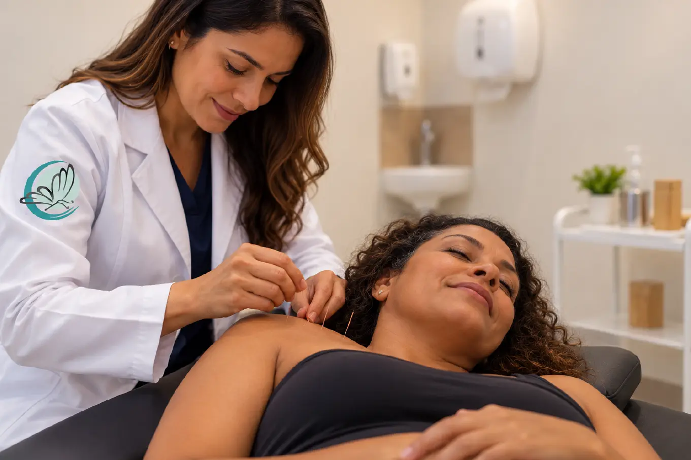 Profissional realizando atendimento de acupuntura em paciente